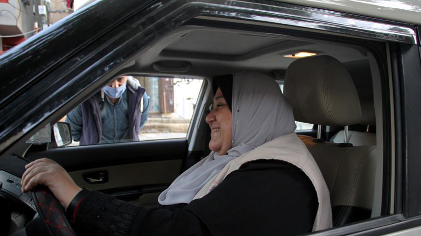 加沙：首位女出租车司机上岗