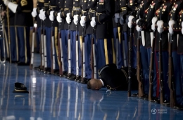 奥巴马荣誉告别仪式上一士兵晕倒