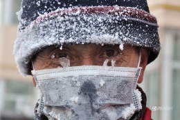 60岁老人零下38度扫马路眼睛冻上冰渣
