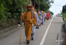13名僧人上海步行至峨眉山2600公里走86天
