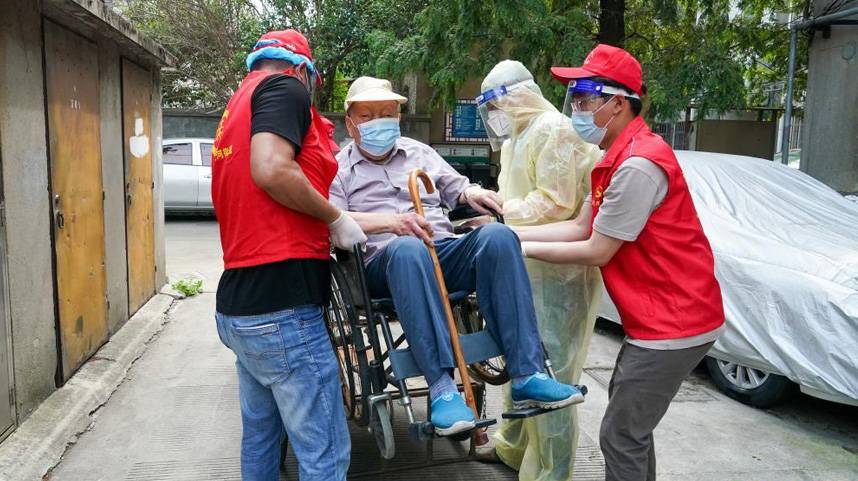 扬州：助老轮椅小分队在行动