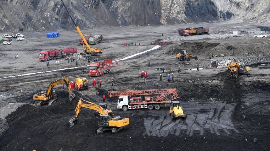 青海柴达尔煤矿事故救援现场已展开打钻作业