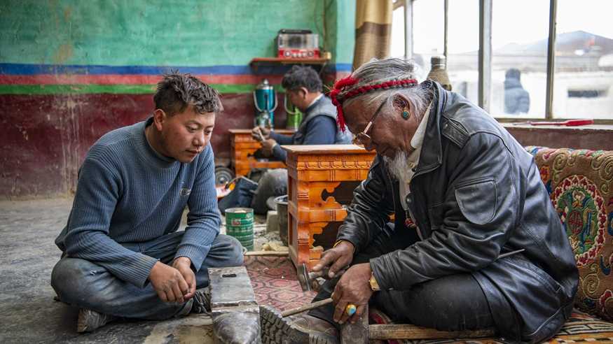 西藏日喀则：薪火相传的雪域名刀