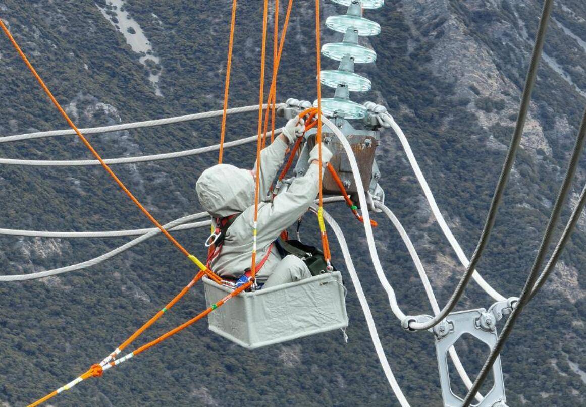 海拔4002米：电力工人超高海拔带电作业迎峰度冬保供电