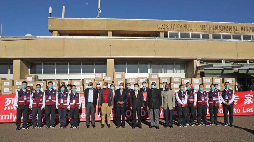 中国政府抗疫医疗专家组抵达莱索托