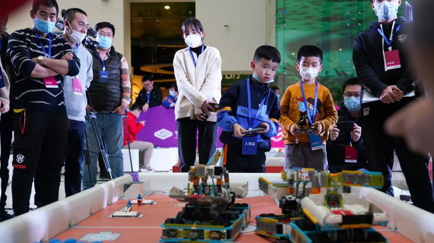 北京：中小学生比拼机器人“火星探索”