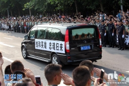 河南许昌20万群众迎接维和烈士李磊、杨树朋魂归故里