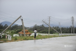 台风重创海南水桶粗电线杆拦腰折断