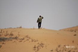 农民18年沙漠造林8000亩把儿子葬沙漠守林