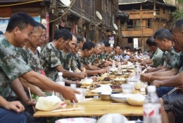 庆建军90周年上百军人组成长桌宴