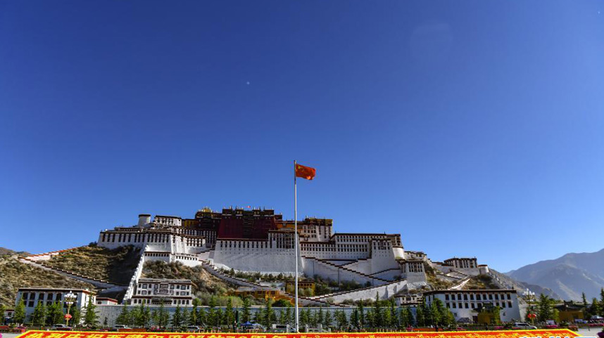 西藏各族各界向革命先烈敬献花篮