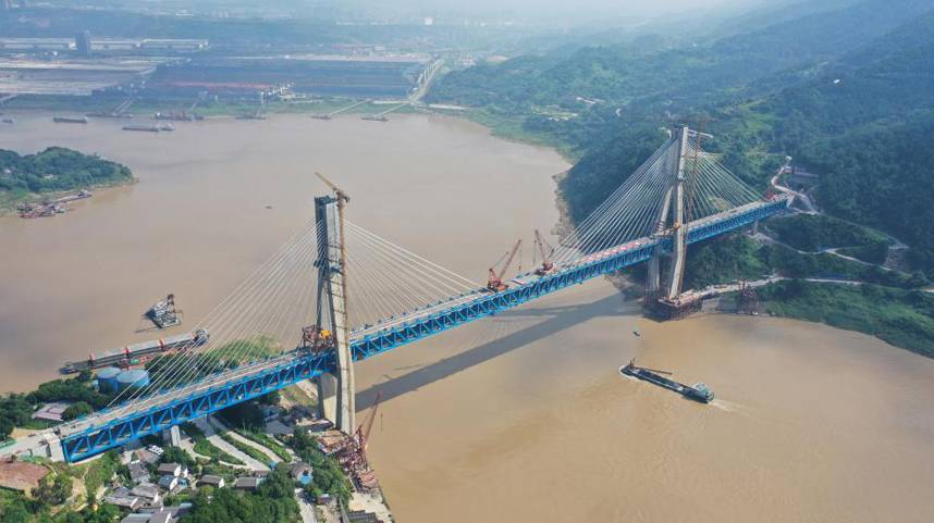 重庆铁路枢纽东环线控制性工程明月峡长江大桥顺利合龙