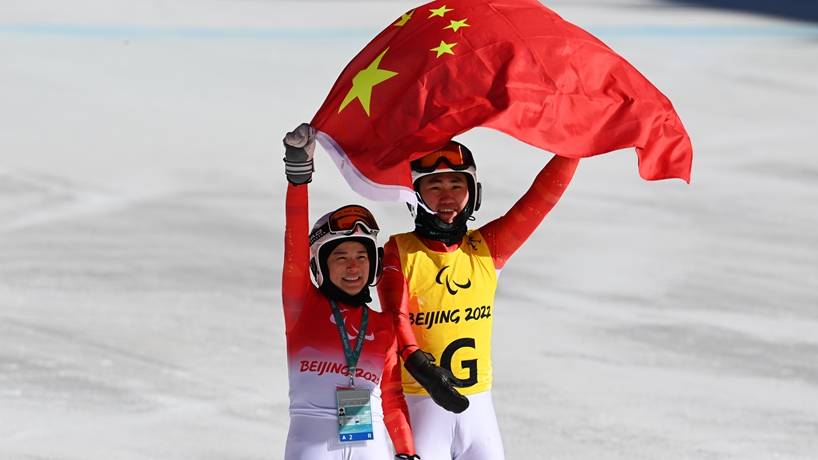 中国选手朱大庆摘得残奥高山滑雪女子滑降（视障）比赛银牌