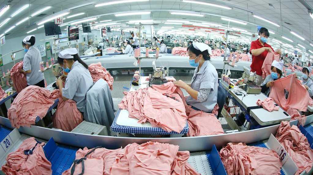 山东即墨：纺企订单多 工人生产忙