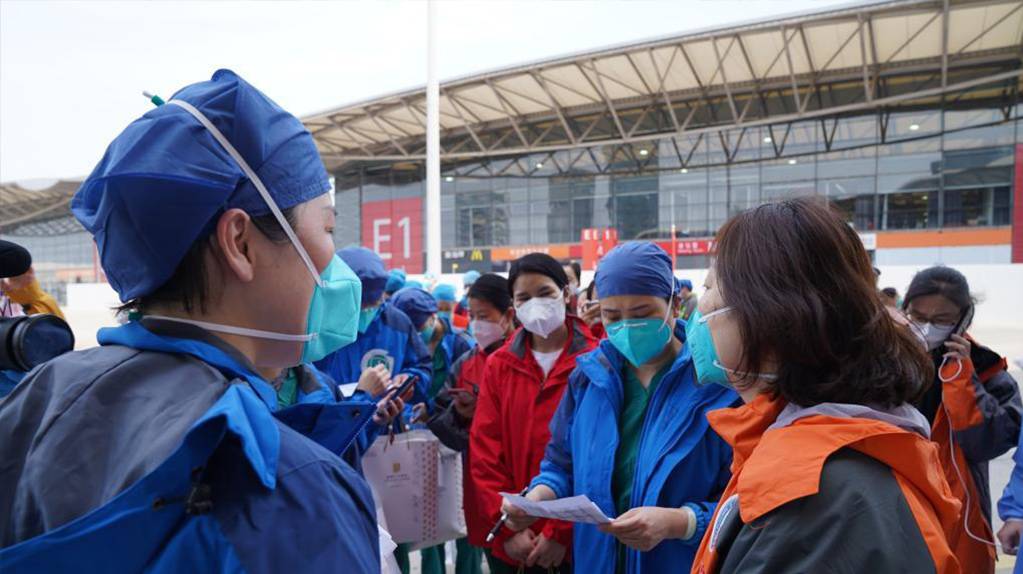 上海：湖北援沪医疗队进入方舱医院