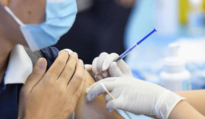 全国完成新冠病毒疫苗全程接种人数超7.7亿