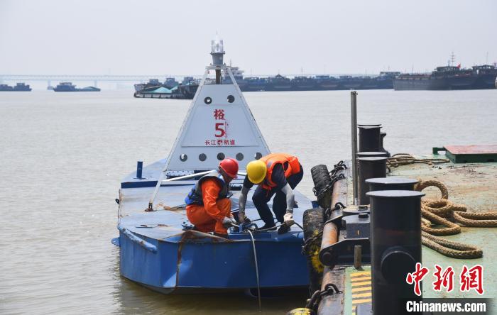 长江水位持续退落航道部门全力保障水路畅通