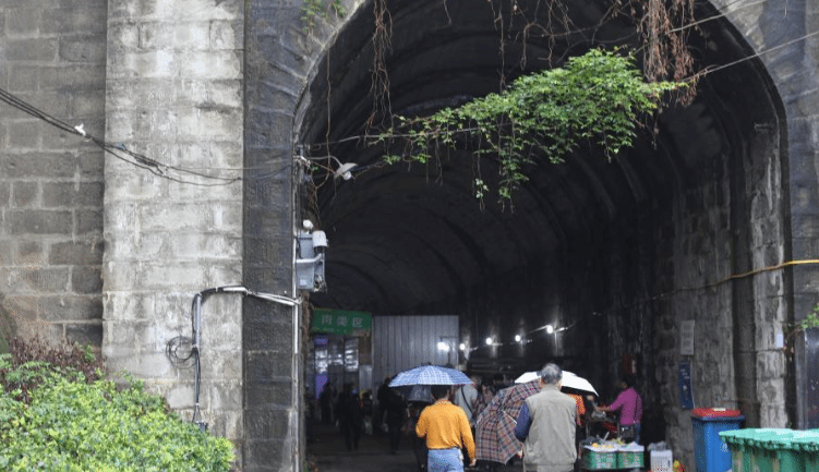 重庆：废弃隧道变身便民菜市场 打造更规范的“洞子菜市”