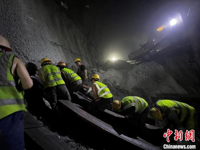 800余铁路工人假期坚守岗位：地下636米建设“地质迷宫”