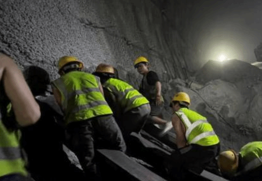 800余铁路工人假期坚守岗位：地下636米建设“地质迷宫”