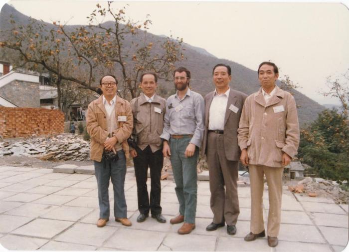 1987年早期脊椎动物国际研讨会在中国举行，刘玉海先生(右一)与中外同行专家合影。　Gavin Young(澳大利亚) 供图