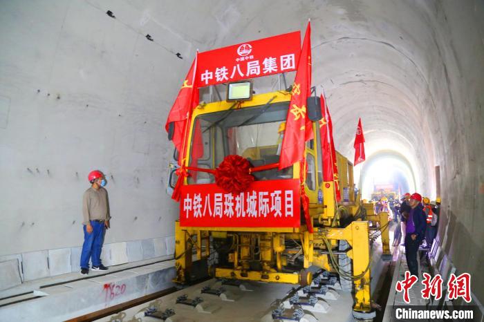 珠机城际二期首组400米长钢轨铺设成功 孟庆虎 摄