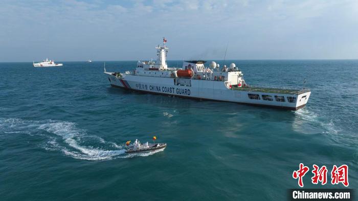 中越海警开展2022年第二次北部湾海域联合巡航。中国海警局供图 骆天元 　摄