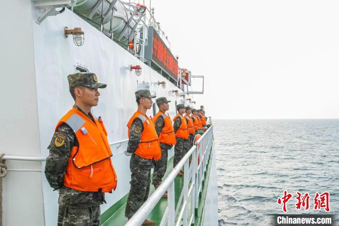 中越海警开展2022年第二次北部湾海域联合巡航。中国海警局供图 骆天元 　摄