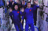 中国航天员乘组完成首次在轨交接
