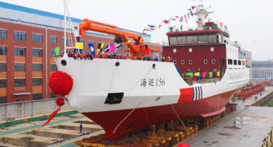 我国首艘具有破冰功能的大型航标船“海巡156”轮在天津列编