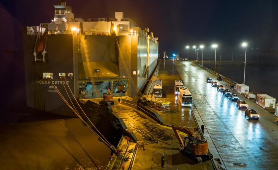 宁波舟山港完成最大批次挖掘机滚装出口