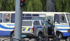 乌克兰一武装人员劫持载了有20多人的大巴车