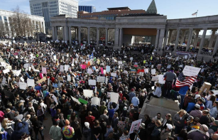 美国多地民众举行示威游行 两州发生枪击事件