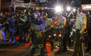 警察枪击黑人引骚乱 美国威州出动国民警卫队