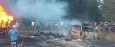 尼日利亚一油罐车翻车后爆炸 至少23人死亡