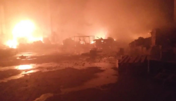 印度西部一仓库发生火灾 12人死亡多人受伤