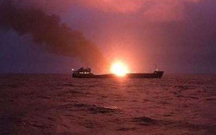 一艘油轮在沙特吉达港遭恐怖袭击爆炸起火