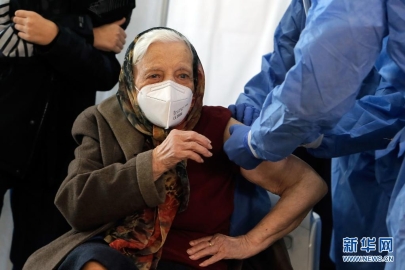 布加勒斯特百岁老人完成第二剂新冠疫苗接种