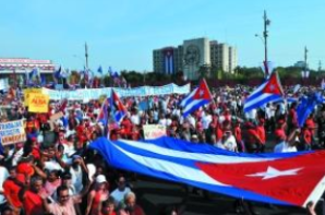 几百名古巴民众游行要求美国结束对古封锁