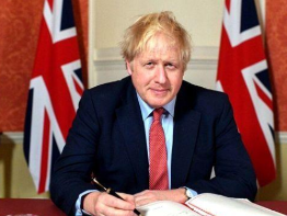 英国进一步放宽防疫限制 首相呼吁“勿大意”