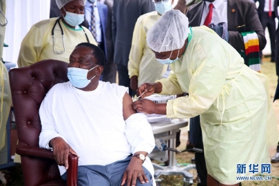 津巴布韦总统姆南加古瓦接种第二剂中国新冠疫苗