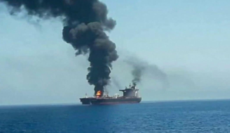 一艘油轮在叙利亚西北部港口附近遭袭起火
