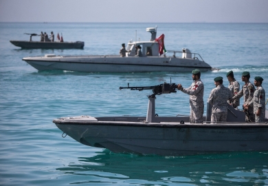 美国官员：伊朗快艇逼近 美军舰开30枪警告
