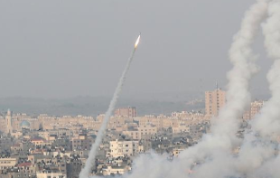 加沙地带武装向以色列发射数百枚火箭弹