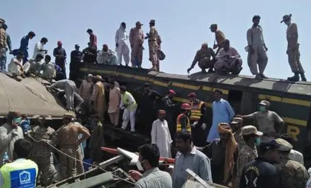 巴基斯坦南部信德省两列列车相撞致36死70伤