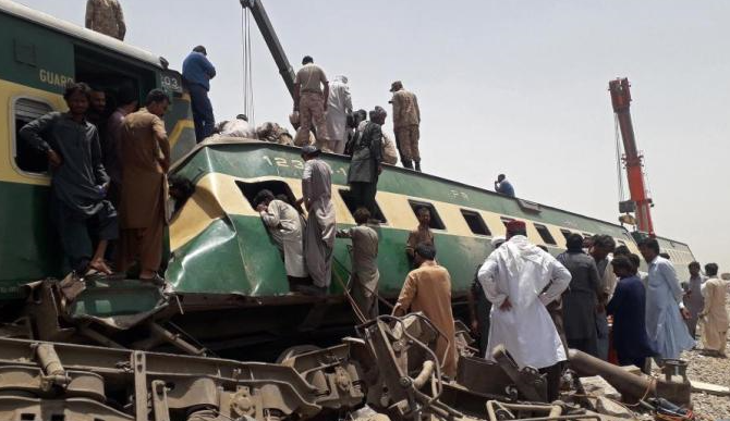 巴基斯坦列车相撞致63死 事故原因尚在调查