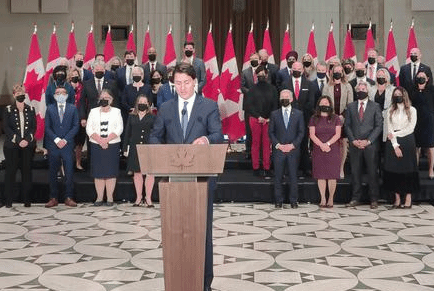 加拿大新政府宣誓就职 特鲁多带全体成员与媒体见面