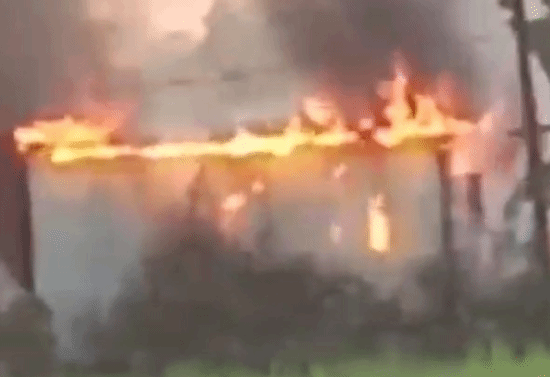 印度东北部爆发3千人抗议冲突 清真寺和商店遭纵火洗劫