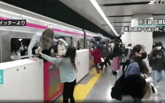 日本男子在地铁站持刀砍乘客并放火 已致8人受伤