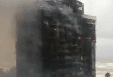 伊朗一栋建筑被大火烧毁 起火原因及伤亡暂不明